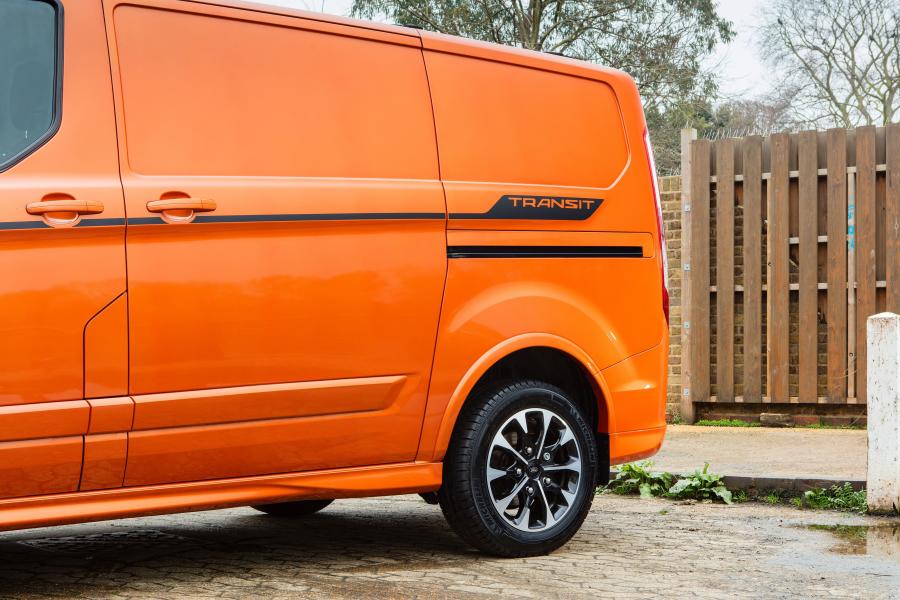 Детали экстерьера Ford Transit Custom Sport 2017 года  (UK) (фото 5 из 13)